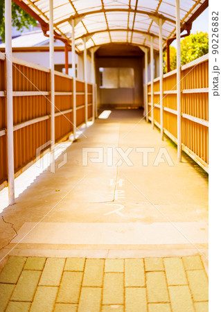 廃校になった小学校の渡り廊下 90226882
