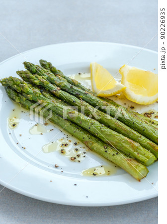 Bunch of cooked asparagus 90226935