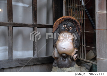 首をかしげた縁起物の酒買い小僧の狸の置物（奈良井宿　長野県 塩尻市） 90227114