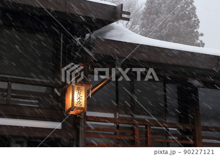 雪が舞う宿場町の建物（奈良井宿　長野県 塩尻市） 90227121
