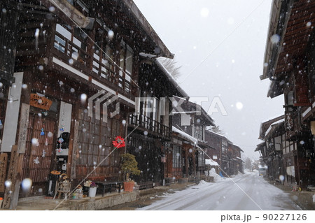 寒さ厳しい時期の宿場町の街並み(奈良井宿 長野県 塩尻市) 寒さ厳しい時期の宿場町の街並み(奈良井宿 長野県 塩尻市) 90227126