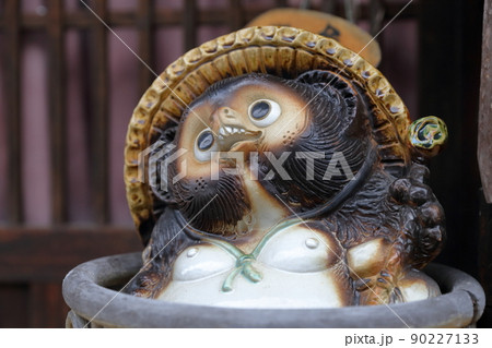 愛嬌のある表情のたぬきの置物（奈良井宿　長野県 塩尻市） 90227133