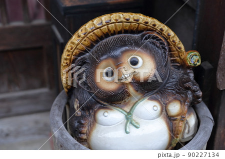 愛嬌のある表情のたぬきの置物（奈良井宿　長野県 塩尻市） 90227134