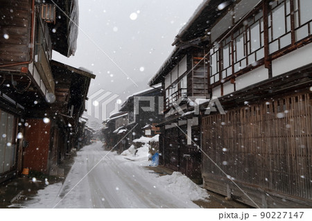 寒さ厳しい時期の宿場町の街並み(奈良井宿 長野県 塩尻市) 寒さ厳しい時期の宿場町の街並み(奈良井宿 長野県 塩尻市) 90227147