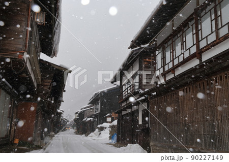 寒さ厳しい時期の宿場町の街並み(奈良井宿 長野県 塩尻市) 寒さ厳しい時期の宿場町の街並み(奈良井宿 長野県 塩尻市) 90227149