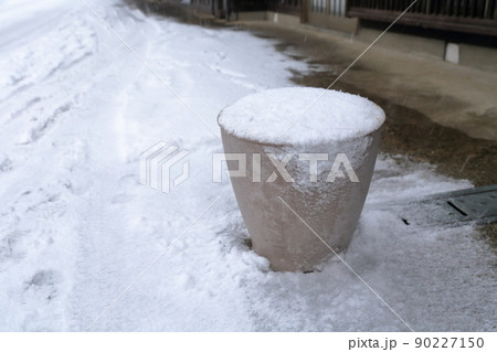 雪が積もった石の丸い椅子（奈良井宿　長野県 塩尻市） 90227150
