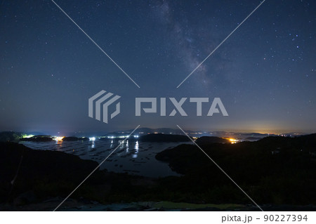 日本の岡山県瀬戸内市の美しい海と天の川 90227394