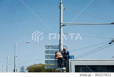 builders work at lifting cradle 90227621