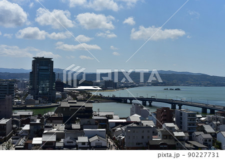 松江市街と宍道湖 90227731