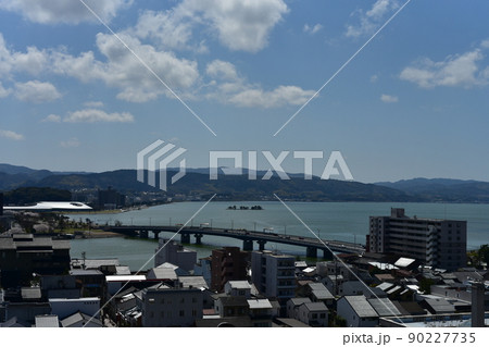 松江市街と宍道湖 90227735