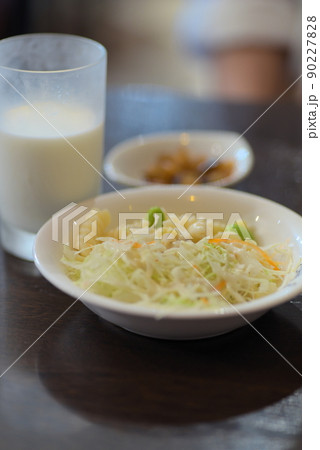前菜 パスタ入りのサラダと牛乳 前菜 パスタ入りのサラダと牛乳 90227828