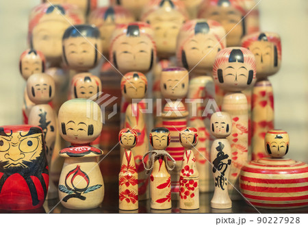 [東京・巣鴨] 高岩寺信徒会館で展示されている全国の大量のこけし。 90227928