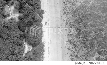 【モノクロ】空撮 石垣島 米原ビーチ 90228183