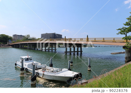 滋賀県大津市にある歴史的に有名な瀬田の唐橋と瀬田川の一風景 滋賀県大津市にある歴史的に有名な瀬田の唐橋と瀬田川の一風景 90228376