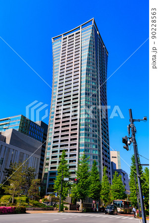 東京　渋谷区の都市風景　パークコート渋谷 ザ・タワーと渋谷区役所 90228563