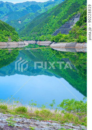 有馬ダム　名栗湖　天端からの眺め　水鏡　春　新緑の風景 90228819