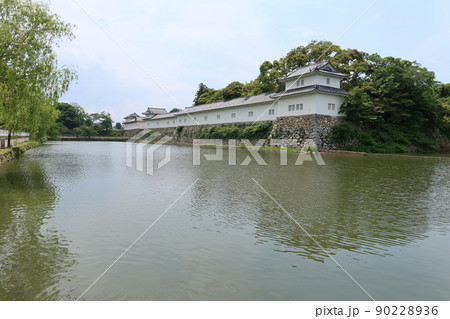 滋賀県彦根市にある彦根城の佐和口遠景と中堀と多聞櫓 90228936