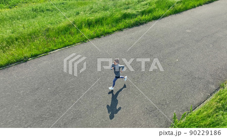 ジョギングする女性の空撮 ジョギングする女性の空撮 90229186