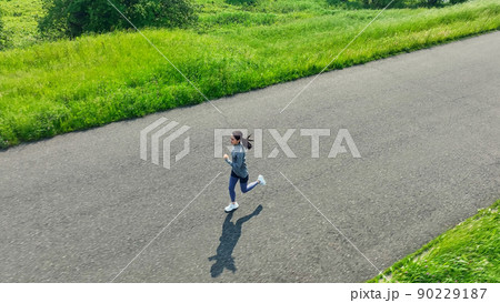 ジョギングする女性の空撮 ジョギングする女性の空撮 90229187
