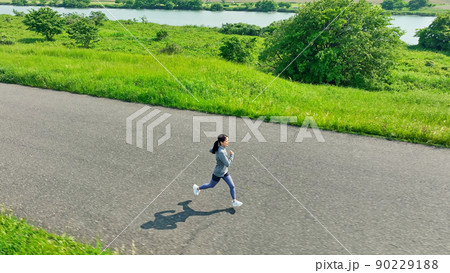 ジョギングする女性の空撮 90229188