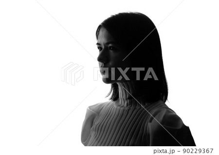 女性の横顔のシルエット 90229367