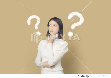 疑問をもつ女性 疑問をもつ女性 90229378