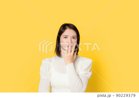 驚く女性 90229379