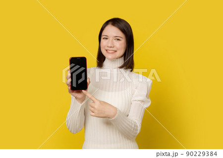 スマホを見せる女性 スマホを見せる女性 90229384