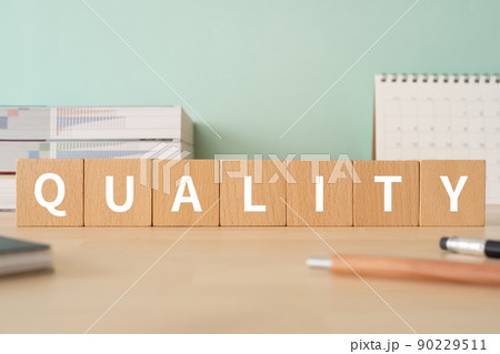 クオリティ・質のイメージ｜「QUALITY」と書かれた積み木が置かれたデスク 90229511