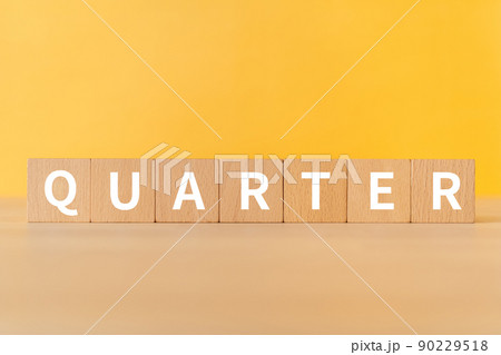 4分の1・クオーターのイメージ|「QUARTER」と書かれた積み木 4分の1・クオーターのイメージ|「QUARTER」と書かれた積み木 90229518