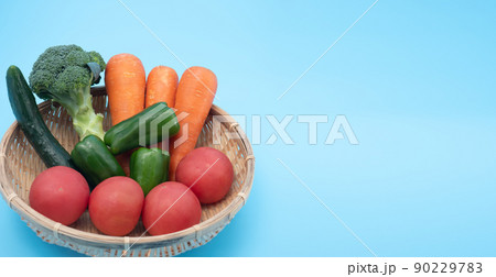 青背景の緑黄色野菜が入った籠と右側のコピースペース 青背景の緑黄色野菜が入った籠と右側のコピースペース 90229783
