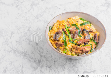 イワシの玉子とじ丼 90229834