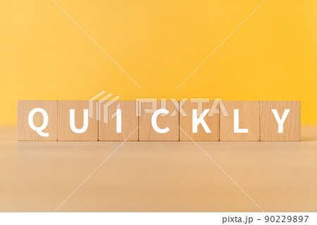 「QUICKLY」と書かれた積み木 「QUICKLY」と書かれた積み木 90229897