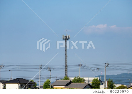 モバイルアンテナ鉄塔と配電線 90229970