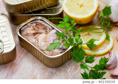 Preserved chopped tuna belly with ingredients for cooking Preserved chopped tuna belly with ingredients for cooking 90230039
