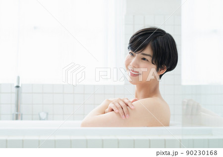 入浴する若い女性 90230168