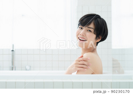 入浴する若い女性 90230170