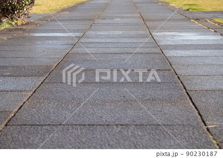 雨上がりの濡れた歩道。 90230187