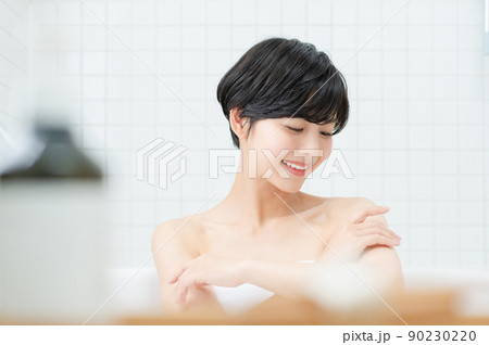 入浴する若い女性 90230220