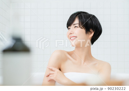 入浴する若い女性 90230222