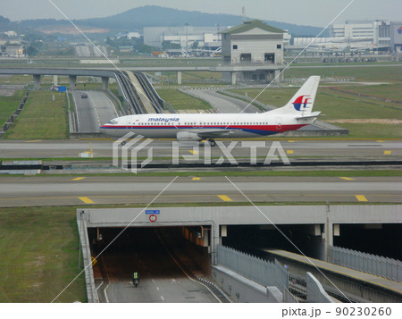 クアラルンプール国際空港、誘導路の下をトンネルで潜るシャトルの線路 クアラルンプール国際空港、誘導路の下をトンネルで潜るシャトルの線路 90230260