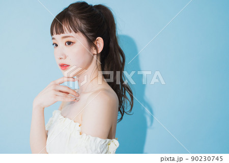 夏の女性 水色バック 夏の女性 水色バック 90230745