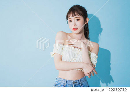 夏の女性　水色バック　 90230750