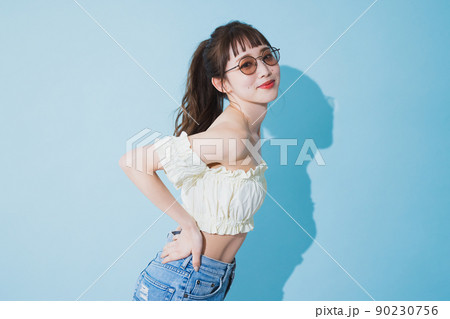 夏の女性 水色バック 夏の女性 水色バック 90230756