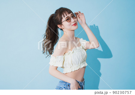 夏の女性 水色バック 夏の女性 水色バック 90230757