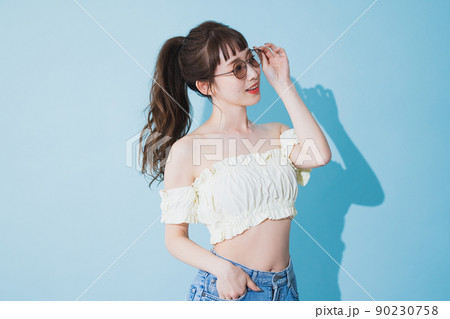 夏の女性　水色バック　 90230758