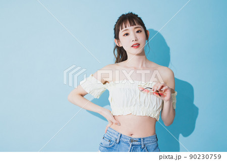 夏の女性 水色バック 夏の女性 水色バック 90230759