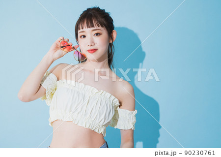 夏の女性　水色バック　 90230761