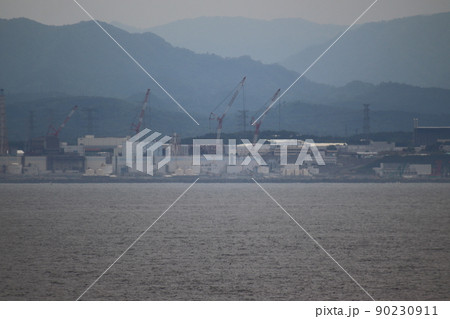 洋上から眺める福島第一原子力発電所（2022年） 90230911