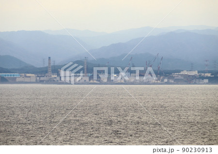 洋上から眺める福島第一原子力発電所（2022年） 90230913
